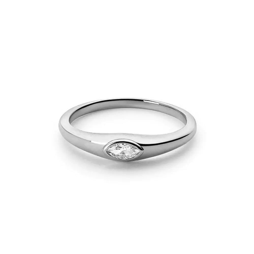 Anillo de plata de ley con personalidad de diamantes retro